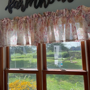 Hübscher Vintage 90er Jahre Blumendruck von Volant (s) Stoff gedeckte Farben von Moosgrün, Lavendel, Rosenrosa, Himmelblau auf Elfenbein 84 “x 18” (3 verfügbar)