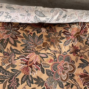 Puede incluir: Una tela beige con un patr&oacute;n floral en tonos marrones, rosas y verdes. La tela presenta un dise&ntilde;o inspirado en el paisley con detalles intrincados.