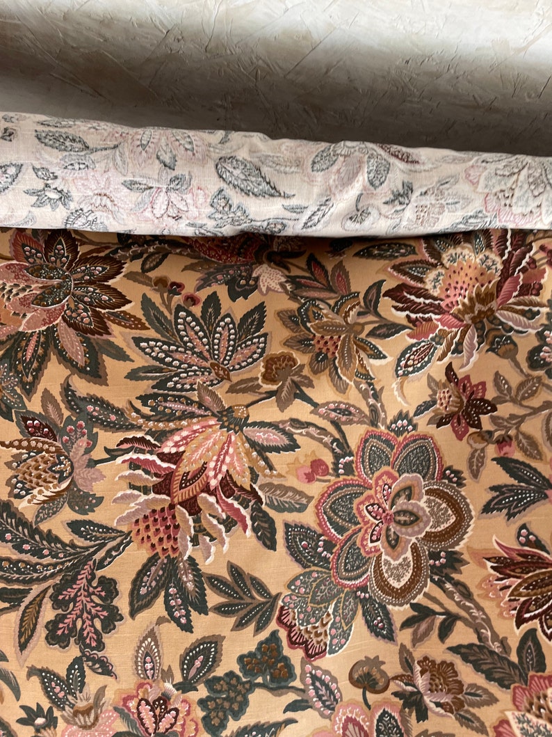 Puede incluir: Una tela beige con un patr&oacute;n floral en tonos marrones, rosas y verdes. La tela presenta un dise&ntilde;o inspirado en el paisley con detalles intrincados.