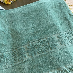 Choice of Vintage 1970s & 1980s towels. Beautiful plush or terry Bath towels. Cottage core or shabby chic. image 5