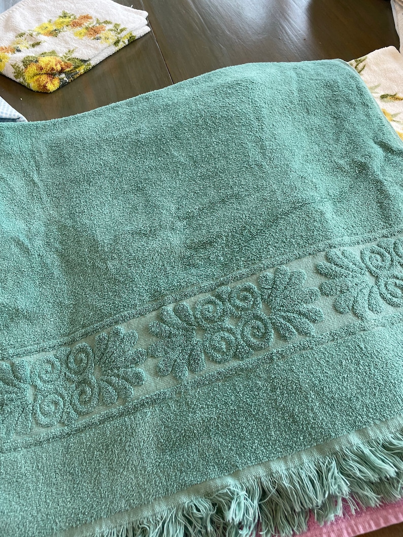 Choice of Vintage 1970s & 1980s towels. Beautiful plush or terry Bath towels. Cottage core or shabby chic. image 5