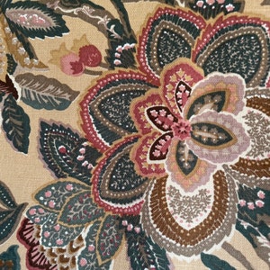 Puede incluir: Primer plano de una tela beige con un patr&oacute;n floral. El patr&oacute;n presenta una flor grande con p&eacute;talos marrones, rosados y grises. El fondo es de color beige claro.