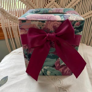 Beautiful vintage 90’s tissue box cover 5” square. Camouflage your tissues or Kleenex box in a pretty vintage Cranston print covering w/ bow