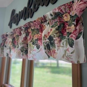Beautiful Vintage Valance curtain Balloon Blousen 1990’s Roses Floral Maroon red, pink, sage and first green, lilac, peach, yellow on white