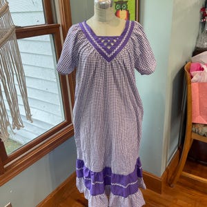 Precioso camisón vintage morado de los años 90 con cuadros vichy y bolsillos. Talla 10-14 para mujer. Vestido de estilo rústico.