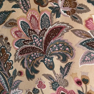 Puede incluir: Una tela beige con un patr&oacute;n floral. Las flores son rosas, marrones y verdes. La tela tiene una superficie texturizada.