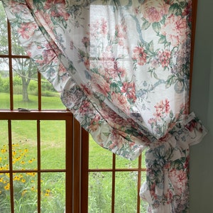 Vintage 1980er Shabby Chic Cottagecore Priscilla Vorhang Paneele mit großen floralen blush, rosa, lila, blau auf weißem Hintergrund 47 “x68” +mehr