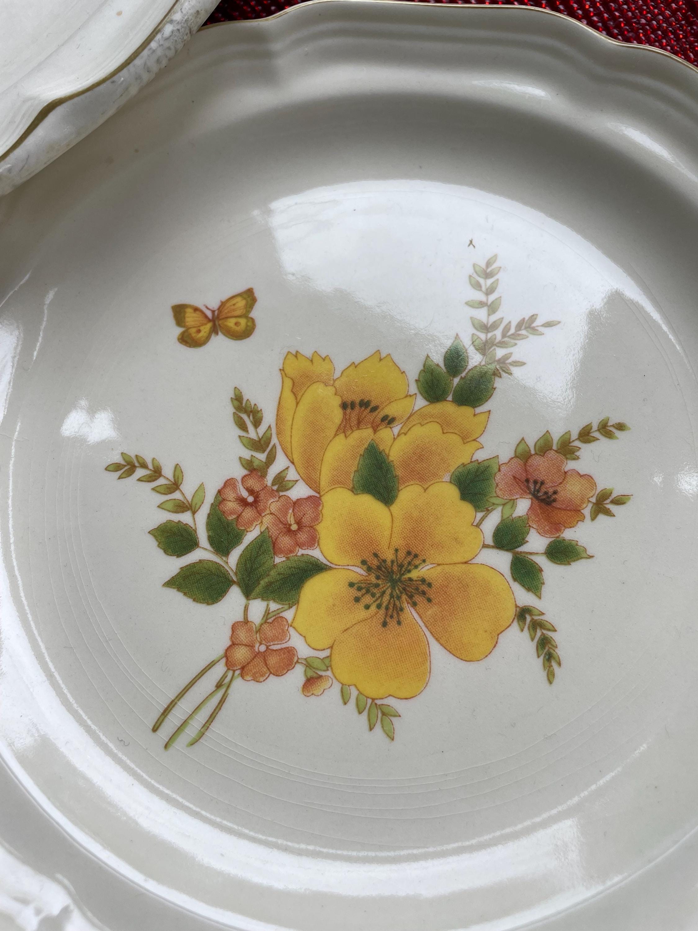 美しいヴィンテージストーンウェアプレート（デイジーと蝶が描かれてい