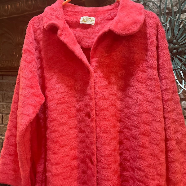 Vintage 1970’s Ladies XL Fuzzy Housecoat Katz brand with pretty pink pearly buttons. Long with pockets. Beautiful dark carnation pink