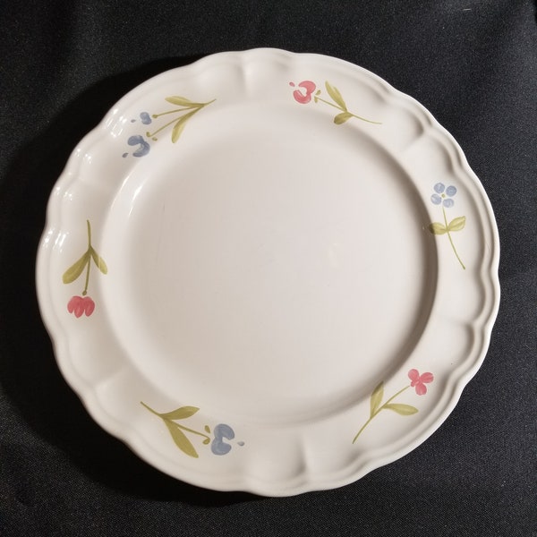 Vintage Pfaltzgraff USA Stoneware Dinner Plates  Collectible Heirloom Pink ,Blue Flowers G Verge Scalloped Edge