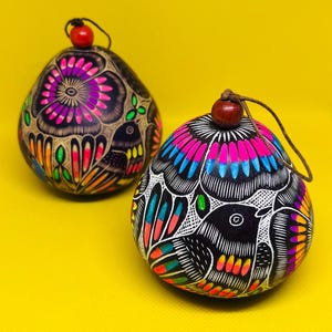 Hand-Carved Peruvian Bird on Gourd – Artisan Craft, Hand-Painted | Ideal for Home Decor, Gifts & Christmas Tree Ornament | Made in Peru