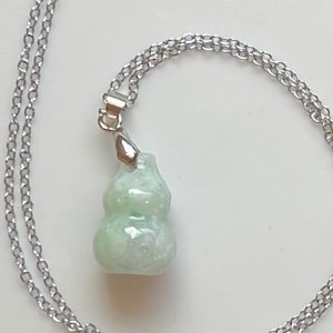 Ijzige jadeietjadehanger ronde kalebas - groen, groen op lavendel of kleurloos met subtiele lavendel (klasse A Birmese jade)
