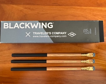 Blackwing x Traveler’s Company: Tres (3) lápices con caja