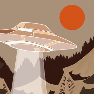 Op de afbeelding: Een bruin en wit UFO met een lichtstraal die naar beneden schijnt op een boslandschap met een grote oranje zon op de achtergrond.