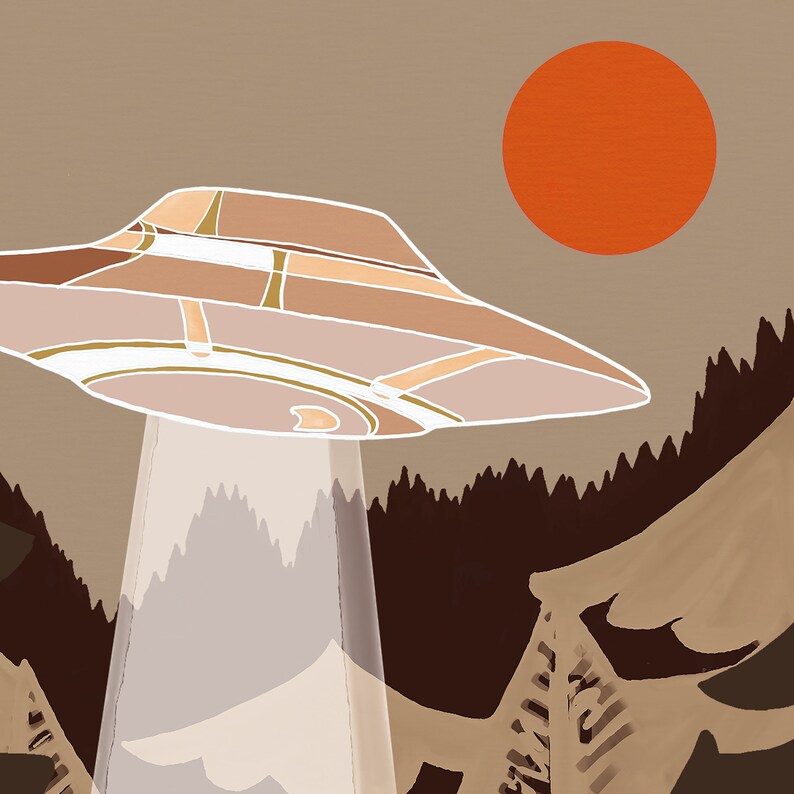 Op de afbeelding: Een bruin en wit UFO met een lichtstraal die naar beneden schijnt op een boslandschap met een grote oranje zon op de achtergrond.