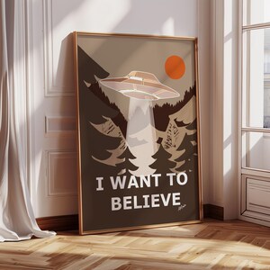 Op de afbeelding: Een retro-poster met een bruine achtergrond waarop een UFO boven een bos zweeft. De poster heeft de tekst "I WANT TO BELIEVE" in witte letters.