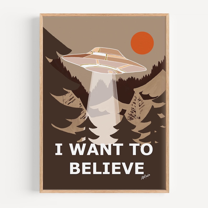 Op de afbeelding: Een poster in retro-stijl met een bruine achtergrond waarop een vliegende schotel boven een bos te zien is met de tekst "I WANT TO BELIEVE".