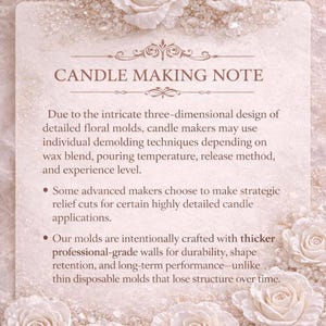 Puede incluir: Una tarjeta rectangular titulada CANDLE MAKING NOTE con texto que explica t&eacute;cnicas de desmolde para moldes florales. La tarjeta est&aacute; decorada con rosas blancas tridimensionales y cristales transparentes en los bordes sobre un fondo texturizado.