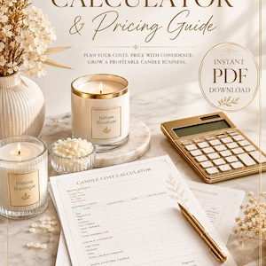Può includere: Un documento digitale di calcolo dei costi e guida ai prezzi per candele con una penna dorata, una calcolatrice e due candele accese. Il testo riporta Fortuna Botanique, Candle Cost Calculator & Pricing Guide e Instant PDF Download.
