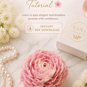 Könnte beinhalten: Ein digitales Tutorial mit dem Titel Fortuna Botaniqe Zefir Peony Tutorial, inklusive Text für einen sofortigen PDF-Download. Das Bild zeigt eine rosa Marshmallow-Pfingstrose, eine weiße Schachtel mit der Aufschrift Yana Handmade with Love, weiße Blumen und Perlenketten.