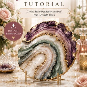 Puede incluir: Una guía digital titulada FORTUNA BOTANIQUE RESIN AGATE SLICE TUTORIAL. La portada muestra una rodaja de ágata de resina circular con capas concéntricas púrpuras, verdes y blancas y bordes de pan de oro, sobre un soporte dorado. Incluye texto: INSTANT DOWNLOAD, STEP-BY-STEP GUIDE, BEGINNER FRIENDLY, LUXURY DESIGN IDEAS, PERFECT FOR HOME DÉCOR y DIGITAL GUIDE 5 PAGES.