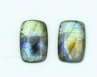 Labradorit ädelsten, par ädelstenar, Labradorit 14 x 21 mm kudde cabochon med platt baksida, Labradorit, ädelsten i grossistledet, bezelinfattning, 2 st