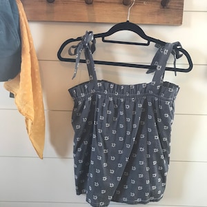 Tie Shoulder Gray Daisy Print Tank Top - size M (6-8) handmade gray daisy print tank top with elastic paper bag style top and tie straps