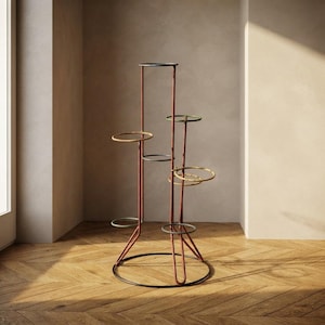 Op de afbeelding: Een metalen plantenstandaard met meerdere niveaus, voorzien van een ronde voet en diverse verticale stangen van verschillende hoogtes. De structuur bevat zes cirkelvormige ringen op verschillende niveaus, afgewerkt in roestrood, goud en donkergrijs.