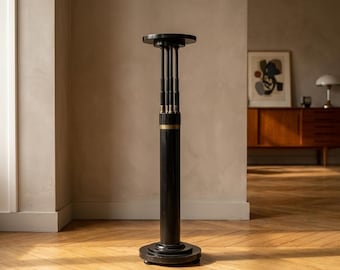 Pedestal lacado en negro con detalles de latón, columna decorativa de estilo vintage del siglo XX.