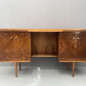 Walnotenhouten bureau uit het midden van de eeuw, jaren 70, Tsjechoslowakije