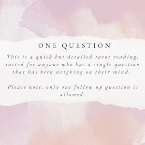 Può includere: Uno sfondo acquerellato rosa e bianco con il testo "ONE QUESTION" in nero. Il testo sottostante recita "Questa è una lettura di tarocchi rapida ma dettagliata, adatta a chiunque abbia una singola domanda che gli sta a cuore. Si prega di notare che è consentita solo una domanda di follow-up."
