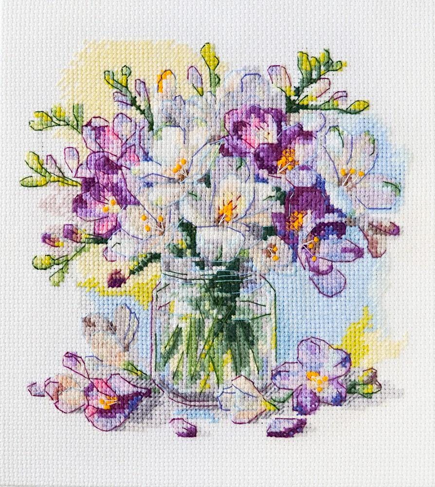 Freesias - KIT de punto de cruz, kit de bordado con patrón de punto de cruz moderno floral. Regalo perfecto para ella