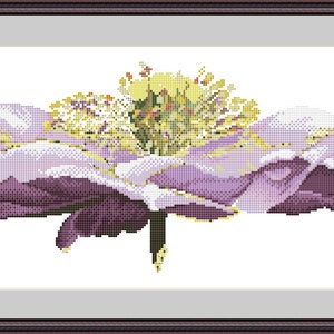 K&ouml;nnte beinhalten: Nahaufnahme einer lila Blume mit gelber Mitte. Die Blume ist scharf gestellt und der Hintergrund ist verschwommen.