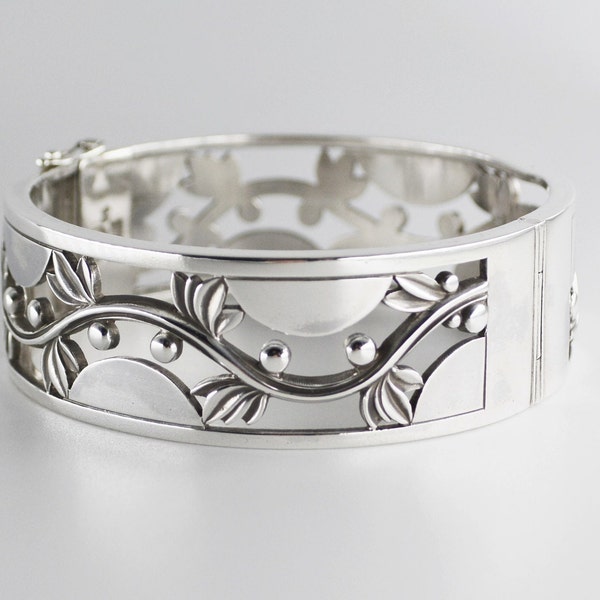 Harald Nielsen for Georg Jensen, Art Deco Berry Vine Sterling Silver Cuff Bracelet Hinged Bangle No 66, Denmark