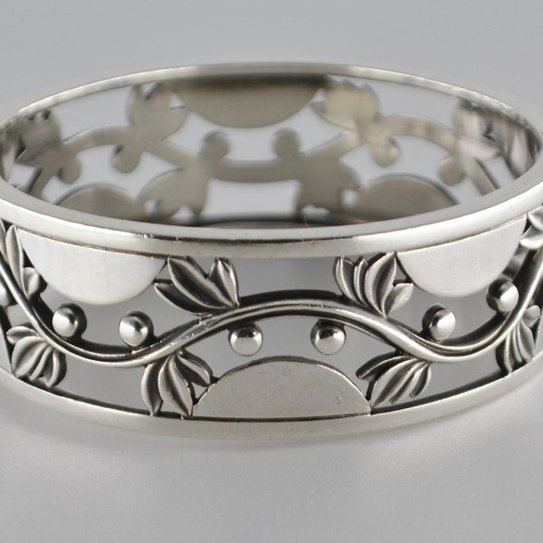 Harald Nielsen for Georg Jensen, Art Deco Berry Vine Sterling Silver Cuff Bracelet Hinged Bangle No 66, Denmark