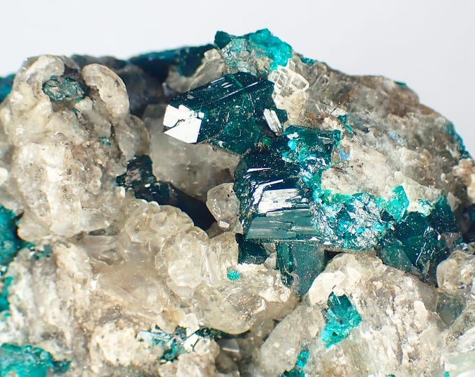 DIOPTASE with Calcite 5,0 x 3,0 x 2,0 cm - N'tola mine, Congo