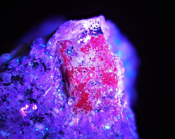 RUBY fluorescent crystals 5,5 x 3,5 x 3,4 cm from MADAGASCAR