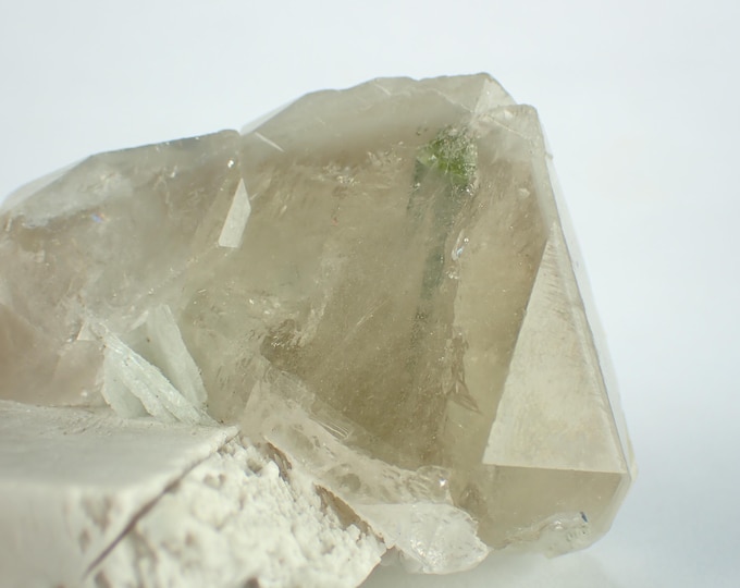 QUARTZ with tourmaline 8,0 x 4,5 x 4,0 cm PAKISTAN 10391