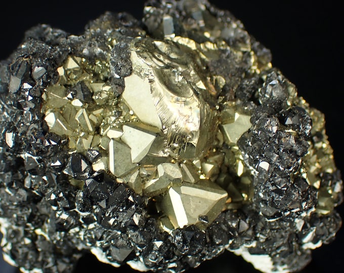PYRITE octahedral crystals 4,7 x 3,0 x 3,0 cm from PERU