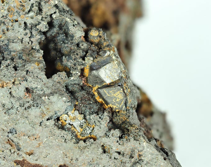SCORODITE rare crystals on matrix 5,8 x 3,7 x 3,0 cm MEXICO