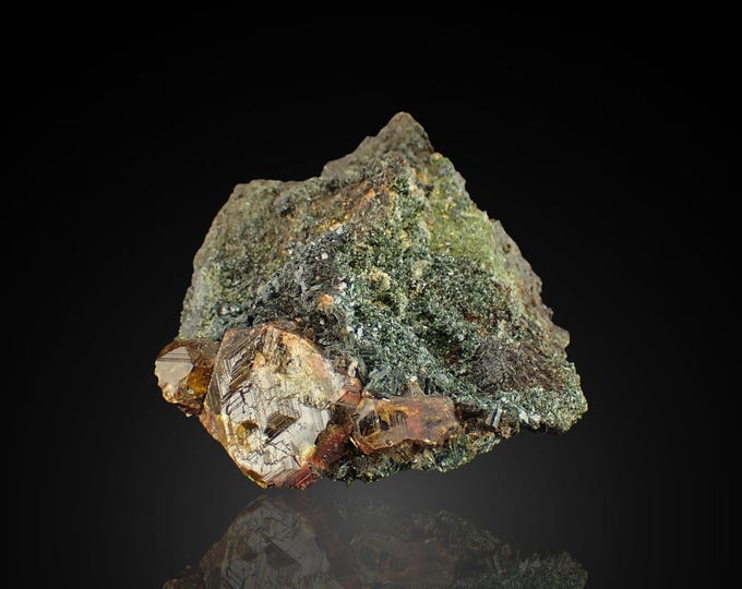 ANDRADITE garnet with actinolite 4,0 x 3,3 x 2,3 cm *12784