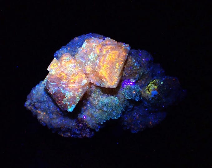 fluorescent ALUNITE crystal cluster 11,0 x 7,0 x 4,2 cm POLAND
