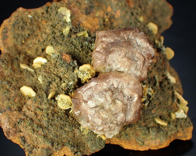 WULFENITE with calcite and mottramite 5,5 x 5,0 x 1,7 cm MEXICO