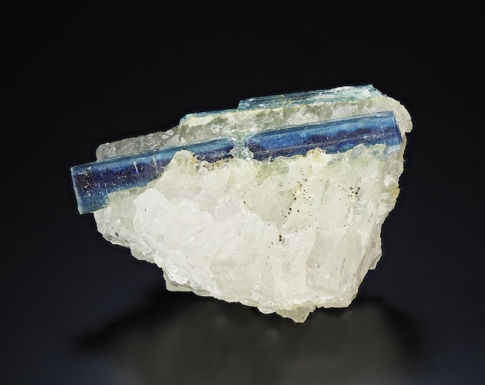fluorescent KYANITE 5,5 x 3,5 x 2,5 cm from PAKISTAN