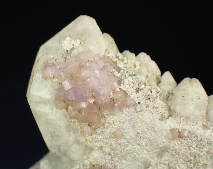 APATITE pink crystals on quartz 5,4 x 3,0 x 1,6 cm PAKISTAN