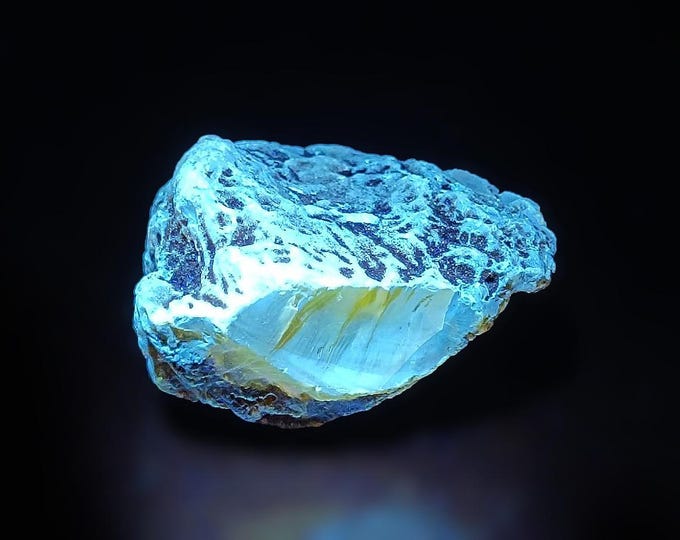 fluorescent AMBER 4,5 x 4,0 x 2,2 cm from Indonesia 13215