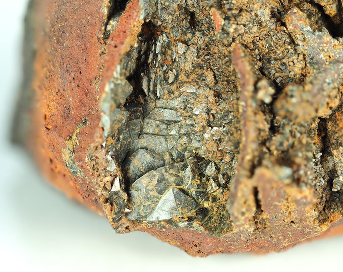 SCORODITE rare crystals on matrix 4,0 x 3,2 x 3,0 cm MEXICO
