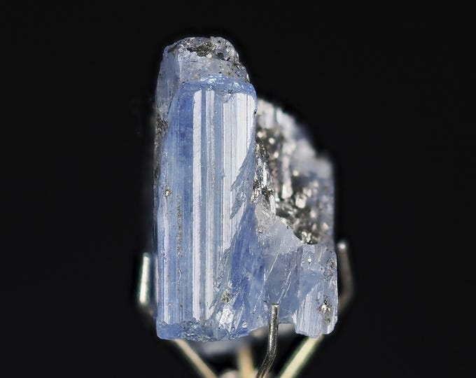 TANZANITE crystal 1,7 x 1,4 x 1,0 cm from TANZANIA
