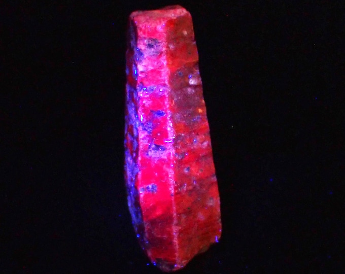 RUBY fluorescent crystal 2,9 x 1,2 x 1,0 cm TANZANIA
