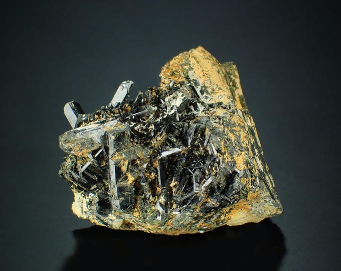 black AEGIRINE 4.2 × 4.2 × 2.5 cm MALAWI 11311